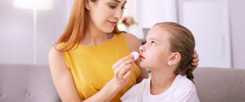 Dlaczego dziecku leci krew z nosa? Poznaj najczęstsze przyczyny