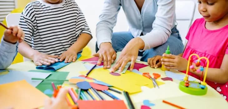 Ile godzin pracuje pomoc nauczyciela w przedszkolu? Zaskakujące fakty