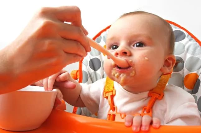 Od kiedy kaszki dla niemowlaka? Najważniejsze informacje i porady