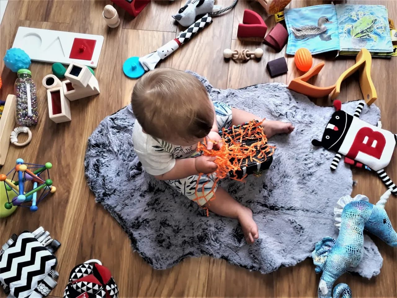 Kostki sensoryczne dla dzieci – jak wspierają rozwój malucha?