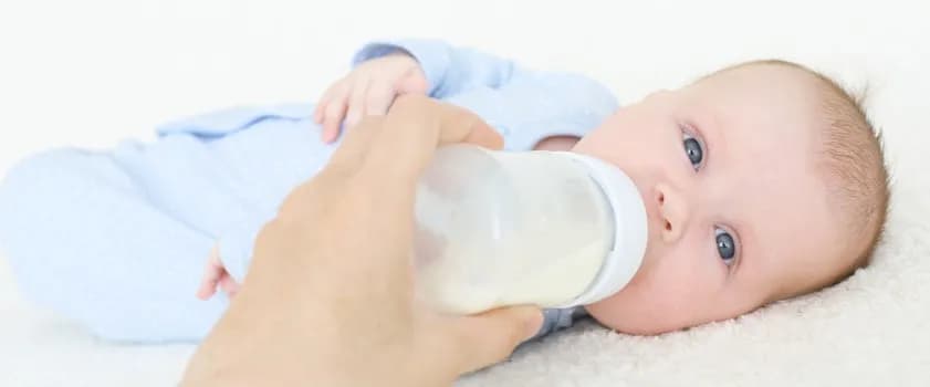 Karmienie niemowlaka co ile: jak uniknąć problemów z karmieniem