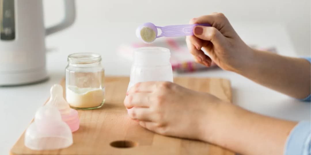 Ile stopni powinno mieć mleko dla niemowlaka, aby uniknąć poparzeń?